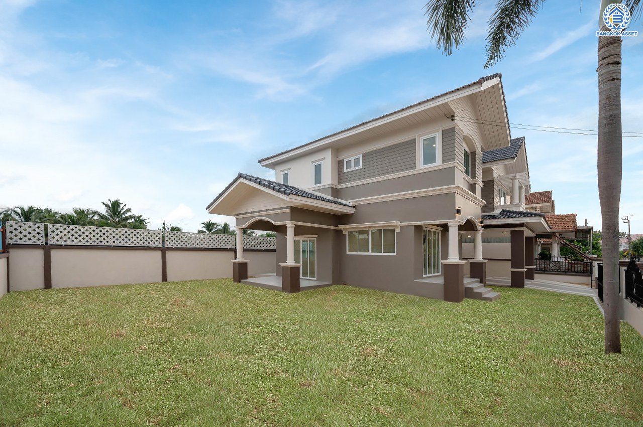 บ้านมือสองตกแต่งใหม่ โครงการ นาราภิรมย์ พุทธมณฑลสาย3 ตกแต่งหรูหรา เนื้อที่ 100 ตร.ว. พื้นที่ใช้สอย 218.73 ตร.ม. ฟังก์ชัน 3 ห้องนอน 4 ห้องน้ำ 1 ห้องแม่บ้าน จอดรถได้ 2 คัน บนทำเลเชื่อมต่อเมือง ใกล้เซ็นทรัลศาลายา, เดอะมอลล์บางแค และทางคู่ขนานลอยฟ้าบรมราชชนนี รายล้อมด้วยสิ่งอำนวยความสะดวกครบ